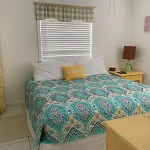 Lovely 1 Bedroom Unit Across From Lido Key Apartment